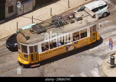 Tramway jaune emblématique de Lisbonne. Ligne de tramway populaire dans le centre historique de Lisbonne, Portugal. Vue de dessus. Banque D'Images