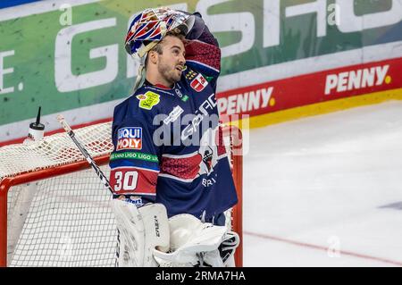Berlin, Allemagne. 27 août 2023. Hockey sur glace : DEL, test match, Eisbären Berlin - HC Sparta Prague, Mercedes-Benz Arena. Le gardien de but berlinois Jake Hildebrand après une pause boisson. Crédit : Andreas Gora/dpa/Alamy Live News Banque D'Images
