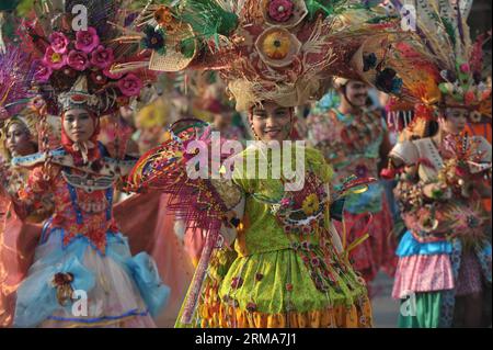 (140622) -- JAKARTA, 22 juin 2014 (Xinhua) -- des personnes se produisent lors du carnaval de Jakarta marquant le 487e anniversaire de la ville à Jakarta, Indonésie, le 22 juin 2014. (Xinhua/Agung Kuncahya B.) (djj) INDONESIA-JAKARTA-CARNAVAL PUBLICATIONxNOTxINxCHN Jakarta juin 22 2014 des célébrités XINHUA se produisent lors du Carnaval de Jakarta marquant l'anniversaire de la ville à Jakarta Indonésie juin 22 2014 XINHUA Agung Kuncahya B Indonesia Jakarta Carnaval PUBLICATIONxNOTxINxCHN Banque D'Images