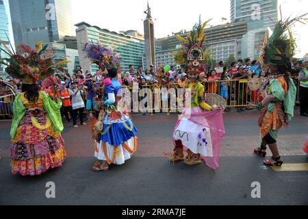 (140622) -- JAKARTA, 22 juin 2014 (Xinhua) -- des personnes se produisent lors du carnaval de Jakarta marquant le 487e anniversaire de la ville à Jakarta, Indonésie, le 22 juin 2014. (Xinhua/Agung Kuncahya B.) (djj) INDONESIA-JAKARTA-CARNAVAL PUBLICATIONxNOTxINxCHN Jakarta juin 22 2014 des célébrités XINHUA se produisent lors du Carnaval de Jakarta marquant l'anniversaire de la ville à Jakarta Indonésie juin 22 2014 XINHUA Agung Kuncahya B Indonesia Jakarta Carnaval PUBLICATIONxNOTxINxCHN Banque D'Images