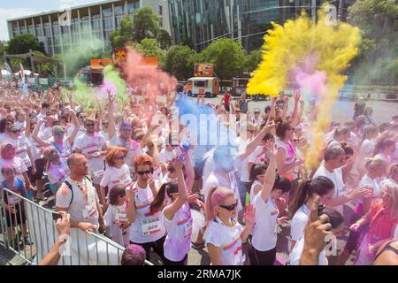 (140622) -- BUDAPEST, 22 juin 2014 (Xinhua) -- les coureurs participent à la course des couleurs à Budapest, Hongrie, le 22 juin 2014. The Color Run est une course de peinture de cinq kilomètres, qui est également un événement caritatif en soutien au centre de réadaptation pour enfants de l Institut Peto de Hongrie et à la Fondation silencieuse pour aider les sourds-muets. C'était la deuxième Color Run tenue en Hongrie. (Xinhua/Attila Volgyi) (SP)HUNGARY-BUDAPEST-COLOR RUN PUBLICATIONxNOTxINxCHN Budapest juin 22 2014 LES COUREURS DE XINHUA participent à la Color Run à Budapest Hongrie LE 22 2014 juin la Color Run EST une course de peinture de cinq kilomètres Banque D'Images