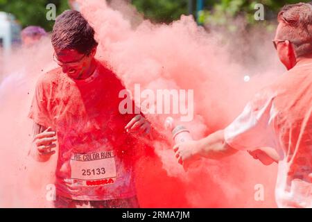 (140622) -- BUDAPEST, 22 juin 2014 (Xinhua) -- les coureurs participent à la course des couleurs à Budapest, Hongrie, le 22 juin 2014. The Color Run est une course de peinture de cinq kilomètres, qui est également un événement caritatif en soutien au centre de réadaptation pour enfants de l Institut Peto de Hongrie et à la Fondation silencieuse pour aider les sourds-muets. C'était la deuxième Color Run tenue en Hongrie. (Xinhua/Attila Volgyi) (SP)HUNGARY-BUDAPEST-COLOR RUN PUBLICATIONxNOTxINxCHN Budapest juin 22 2014 LES COUREURS DE XINHUA participent à la Color Run à Budapest Hongrie LE 22 2014 juin la Color Run EST une course de peinture de cinq kilomètres Banque D'Images