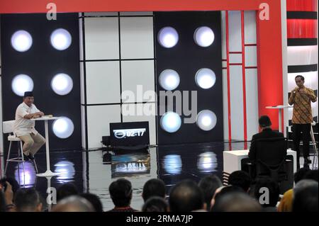 (140622) -- JAKARTA, 22 juin 2014 (Xinhua) -- Prabowo Subianto (à gauche) et Joko Widodo, candidats présidentiels indonésiens, participent au troisième débat présidentiel sur la politique intérieure et la sécurité nationale à Jakarta, Indonésie, le 22 juin 2014. La Commission électorale générale tiendra cinq débats entre les deux candidats à la présidence et leurs coéquipiers avant les élections du 9 juillet. (Xinhua/Agung Kuncahya B.)(bxq) INDONÉSIE-JAKARTA-DÉBAT DES CANDIDATS À LA PRÉSIDENCE PUBLICATIONxNOTxINxCHN Jakarta juin 22 2014 XINHUA candidats à la présidence indonésienne Prabowo l et Joko Widodo atte Banque D'Images