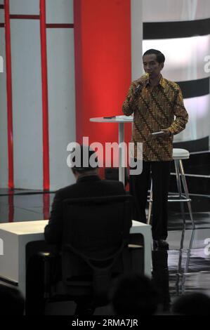 (140622) -- JAKARTA, 22 juin 2014 (Xinhua) -- le candidat indonésien à la présidence Joko Widodo assiste au troisième débat présidentiel sur la politique intérieure et la sécurité nationale à Jakarta, Indonésie, le 22 juin 2014. La Commission électorale générale tiendra cinq débats entre Prabowo Subianto et Joko Widodo et leurs coéquipiers avant les élections du 9 juillet. (Xinhua/Agung Kuncahya B.)(bxq) INDONÉSIE-JAKARTA-DÉBAT DU CANDIDAT À LA PRÉSIDENCE PUBLICATIONxNOTxINxCHN Jakarta juin 22 2014 le candidat indonésien à la présidence Joko Widodo participe au troisième débat présidentiel avec F. Banque D'Images