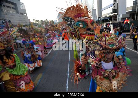 (140622) -- JAKARTA, 22 juin 2014 (Xinhua) -- des personnes se produisent lors du carnaval de Jakarta marquant le 487e anniversaire de la ville à Jakarta, Indonésie, le 22 juin 2014. (Xinhua/Agung Kuncahya B.) (djj) INDONESIA-JAKARTA-CARNAVAL PUBLICATIONxNOTxINxCHN Jakarta juin 22 2014 des célébrités XINHUA se produisent lors du Carnaval de Jakarta marquant l'anniversaire de la ville à Jakarta Indonésie juin 22 2014 XINHUA Agung Kuncahya B Indonesia Jakarta Carnaval PUBLICATIONxNOTxINxCHN Banque D'Images