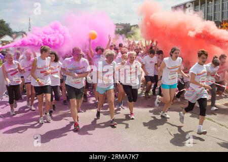 (140622) -- BUDAPEST, 22 juin 2014 (Xinhua) -- les coureurs participent à la course des couleurs à Budapest, Hongrie, le 22 juin 2014. The Color Run est une course de peinture de cinq kilomètres, qui est également un événement caritatif en soutien au centre de réadaptation pour enfants de l Institut Peto de Hongrie et à la Fondation silencieuse pour aider les sourds-muets. C'était la deuxième Color Run tenue en Hongrie. (Xinhua/Attila Volgyi) (SP)HUNGARY-BUDAPEST-COLOR RUN PUBLICATIONxNOTxINxCHN Budapest juin 22 2014 LES COUREURS DE XINHUA participent à la Color Run à Budapest Hongrie LE 22 2014 juin la Color Run EST une course de peinture de cinq kilomètres Banque D'Images