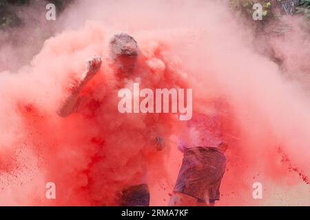 (140622) -- BUDAPEST, 22 juin 2014 (Xinhua) -- les coureurs participent à la course des couleurs à Budapest, Hongrie, le 22 juin 2014. The Color Run est une course de peinture de cinq kilomètres, qui est également un événement caritatif en soutien au centre de réadaptation pour enfants de l Institut Peto de Hongrie et à la Fondation silencieuse pour aider les sourds-muets. C'était la deuxième Color Run tenue en Hongrie. (Xinhua/Attila Volgyi) (SP)HUNGARY-BUDAPEST-COLOR RUN PUBLICATIONxNOTxINxCHN Budapest juin 22 2014 LES COUREURS DE XINHUA participent à la Color Run à Budapest Hongrie LE 22 2014 juin la Color Run EST une course de peinture de cinq kilomètres Banque D'Images