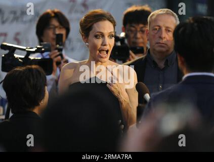 (140623) -- TOKYO, 23 juin 2014 (Xinhua) -- l'actrice Angelina Jolie réagit lorsqu'elle est interviewée par la télévision japonaise lors d'un événement pour les fans avant la première du film Maleficent à Tokyo, Japon, le 23 juin 2014. Maleficent sera montré au public au Japon le 5 juillet 2014. (Xinhua/Stringer)(bxq) JAPAN-TOKYO-MOVIE-MALEFIQUE PUBLICATIONxNOTxINxCHN Tokyo juin 23 2014 l'actrice XINHUA Angelina Jolie réagit lorsqu'elle EST interviewée par la télévision japonaise lors de To Event for supporters avant le Japon S Premier of Movie Malefique à Tokyo Japon juin 23 2014 Malefique sera présenté au public au Japon O Banque D'Images