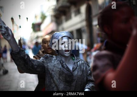 SANTO DOMINGO (Xinhua) -- des interprètes marchant dans la zone coloniale dramatisent le drame que je suis d'ici, je ne suis pas d'Haïti , à Santo Domingo, en République dominicaine, le 22 juin 2014. Le Plan national de régularisation des étrangers a commencé le 2 juin et devrait légaliser environ 500 000 personnes d'au moins 60 nations, selon la presse locale. (Xinhua/Roberto Guzman) (jp) (sp) RÉPUBLIQUE DOMINICAINE-SANTO DOMINGO-SOCIETY-DEMONSTATION PUBLICATIONxNOTxINxCHN Santo Domingo XINHUA artistes marchant dans la zone coloniale dramatisez le drame I à partir d'ici je ne suis pas d'HAÏTI à Santo Domingo T. Banque D'Images