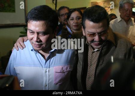 (140623) -- San JUAN CITY, 23 juin 2014 (Xinhua) -- le sénateur philippin Jinggoy Estrada (G) marche avec son père, ancien président et actuel maire de Manille Joseph Estrada (D), à leur domicile de San Juan City, Philippines, le 23 juin 2014. Jinggoy Estrada s'est rendu au tribunal anti-greffe philippin pour faire face à des accusations de pillage pour abus de fonds gouvernementaux. (Xinhua/Rouelle Umali) PHILIPPINES-SAN JUAN CITY-SENATOR-SURRENDER PUBLICATIONxNOTxINxCHN San Juan City juin 23 2014 XINHUA Philippine Senator Estrada l marche avec son père ancien président et actuel maire de Manille Joseph est Banque D'Images