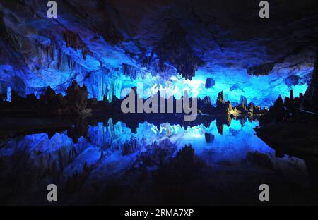 (140623) -- PÉKIN, 23 juin 2014 (Xinhua) -- une photo prise le 9 avril 2013 montre le paysage de stalactites à l'intérieur de la grotte de la Flûte de roseau à Guilin, dans la région autonome du Guangxi Zhuang du sud de la Chine. Le Comité du patrimoine mondial a inscrit lundi une extension du Karst de Chine méridionale, site naturel du patrimoine mondial depuis 2007, sur la liste du patrimoine mondial de l UNESCO. (Xinhua/lu Bo an) (mp) FOCUS CHINA-SOUTH CHINA KARST-WORLD HERITAGE SITE(CN) PUBLICATIONxNOTxINxCHN Beijing juin 23 2014 XINHUA photo prise LE 9 2013 avril montre le paysage de stalactites à l'intérieur de la grotte de la Flûte roseau à Guilin South China Banque D'Images