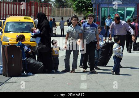 (140623) -- KILIS, 23 juin 2014 (Xinhua) -- des réfugiés syriens marchent sur les routes de la province de Kilis, Turquie, le 23 juin. Le nombre de réfugiés syriens qui ont fui le pays déchiré par la guerre vers la Turquie voisine a atteint 1,05 millions, a déclaré jeudi le vice-Premier ministre turc Besir Atalay aux journalistes. Quelque 218 632 000 réfugiés syriens vivent actuellement dans les 22 camps mis en place par le gouvernement turc, tandis que le reste se répand dans les villes de Turquie, a déclaré le ministre. (Xinhua/Mert Macit) TURQUIE-KILIS-RÉFUGIÉS SYRIENS PUBLICATIONxNOTxINxCHN juin 23 2014 les réfugiés syriens XINHUA marchent SUR le Banque D'Images