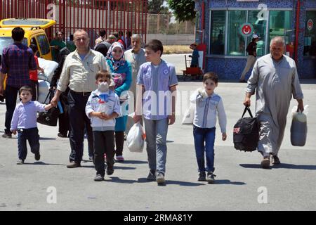 (140623) -- KILIS, 23 juin 2014 (Xinhua) -- des réfugiés syriens marchent sur les routes de la province de Kilis, Turquie, le 23 juin. Le nombre de réfugiés syriens qui ont fui le pays déchiré par la guerre vers la Turquie voisine a atteint 1,05 millions, a déclaré jeudi le vice-Premier ministre turc Besir Atalay aux journalistes. Quelque 218 632 000 réfugiés syriens vivent actuellement dans les 22 camps mis en place par le gouvernement turc, tandis que le reste se répand dans les villes de Turquie, a déclaré le ministre. (Xinhua/Mert Macit) TURQUIE-KILIS-RÉFUGIÉS SYRIENS PUBLICATIONxNOTxINxCHN juin 23 2014 les réfugiés syriens XINHUA marchent SUR le Banque D'Images