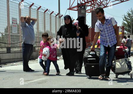 (140623) -- KILIS, 23 juin 2014 (Xinhua) -- des réfugiés syriens marchent sur les routes de la province de Kilis, Turquie, le 23 juin. Le nombre de réfugiés syriens qui ont fui le pays déchiré par la guerre vers la Turquie voisine a atteint 1,05 millions, a déclaré jeudi le vice-Premier ministre turc Besir Atalay aux journalistes. Quelque 218 632 000 réfugiés syriens vivent actuellement dans les 22 camps mis en place par le gouvernement turc, tandis que le reste se répand dans les villes de Turquie, a déclaré le ministre. (Xinhua/Mert Macit) TURQUIE-KILIS-RÉFUGIÉS SYRIENS PUBLICATIONxNOTxINxCHN juin 23 2014 les réfugiés syriens XINHUA marchent SUR le Banque D'Images