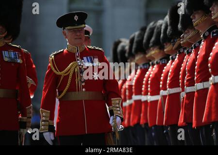 (140623) -- OTTAWA, le 23 juin 2014 (Xinhua) -- le gouverneur général du Canada, David Johnston (C), effectue son inspection annuelle de la garde de cérémonie à Rideau Hall, à Ottawa, Canada, le 23 juin 2014. La Garde de cérémonie est une unité des Forces armées canadiennes qui exerce diverses fonctions publiques, y compris la cérémonie de relève de la Garde sur la Colline du Parlement ainsi que les cérémonies d’accueil des dignitaires en visite. (Xinhua/David Kawai) CANADA-OTTAWA-CEREMONIAL GUARD-INSPECTION PUBLICATIONxNOTxINxCHN Ottawa juin 23 2014 XINHUA Canada S Gouverneur général David Johnston C exécute son annuel Banque D'Images