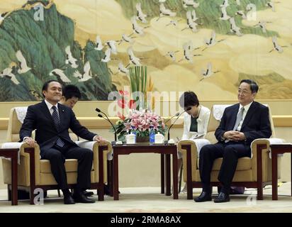 (140624) -- PÉKIN, 24 juin 2014 (Xinhua) -- Yu Zhengsheng (à droite), président du Comité national de la Conférence consultative politique du peuple chinois, rencontre une délégation du Parti social-démocrate japonais, dirigé par le chef du parti Tadatomo Yoshida, à Pékin, en Chine, le 24 juin 2014. (Xinhua/Ding Lin) (hdt) CHINA-BEIJING-YU ZHENGSHENG-JAPANESE-MEETING (CN) PUBLICATIONxNOTxINxCHN Beijing juin 24 2014 XINHUA Yu Zheng Sheng r Président du Comité national de la Conférence consultative politique des célébrités chinoises rencontre une délégation du social-démocrate japonais Banque D'Images