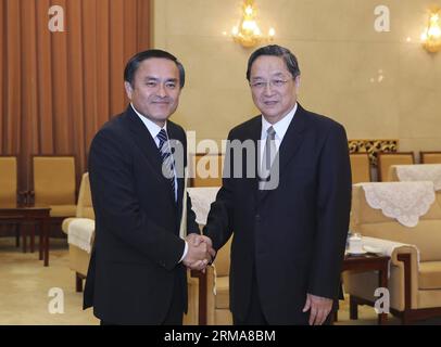 (140624) -- PÉKIN, 24 juin 2014 (Xinhua) -- Yu Zhengsheng (à droite), président du Comité national de la Conférence consultative politique du peuple chinois, rencontre une délégation du Parti social-démocrate japonais, dirigé par le chef du parti Tadatomo Yoshida, à Pékin, en Chine, le 24 juin 2014. (Xinhua/Ding Lin) (hdt) CHINA-BEIJING-YU ZHENGSHENG-JAPANESE-MEETING (CN) PUBLICATIONxNOTxINxCHN Beijing juin 24 2014 XINHUA Yu Zheng Sheng r Président du Comité national de la Conférence consultative politique des célébrités chinoises rencontre une délégation du social-démocrate japonais Banque D'Images