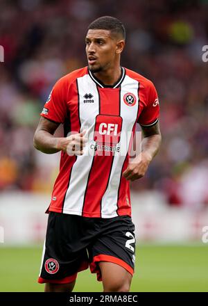 Costa Vinicius Souza de Sheffield United (au centre) affronte Gabriel