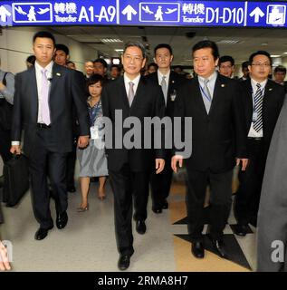 (140625) -- TAIPEI, 25 juin 2014 (Xinhua) -- Zhang Zhijun (2e L), directeur du Bureau des affaires taïwanaises du Conseil d État chinois, arrive à Taipei, dans le sud-est de la Chine de Taiwan, le 25 juin 2014 pour une visite de quatre jours. C était la première fois que le directeur du Bureau des affaires de Taiwan du Conseil d Etat de la Chine se rendait à Taiwan. (Xinhua/He Junchang) FOCUS CHINA-TAIPEI-ZHANG ZHIJUN-ARRIVAL (CN) PUBLICATIONxNOTxINxCHN Taipei juin 25 2014 XINHUA Zhang Zhijun 2e l Directeur du Bureau des affaires TAÏWANAISES du Conseil d'Etat de la Chine S arrive à Taipei Sud-est de la Chine S TAIWAN LE 25 2014 juin pour un four D. Banque D'Images