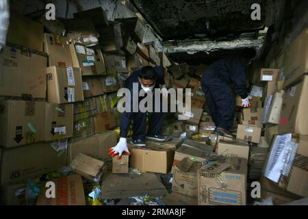 (140625) -- PROVINCE DE CAVITE, 25 juin 2014 (Xinhua) -- des agents de l'Agence philippine de lutte contre la drogue (PDEA) ont placé des drogues illégales confisquées par la PDEA dans une machine à pyrolyse dans la province de Cavite, aux Philippines, le 25 juin 2014. La PDEA a détruit des drogues illégales confisquées d'une valeur de plus de 14,8 millions de dollars américains, composées de shabu, cocaïne, marijuana et autres médicaments périmés. (Xinhua/Rouelle Umali) PHILIPPINES-PROVINCE DE CAVITE-DROGUES ILLÉGALES PUBLICATIONxNOTxINxCHN province de Cavite juin 25 2014 XINHUA de l'Agence philippine de lutte contre la drogue PDEA a mis des drogues illégales confisquées par la PDEA Banque D'Images