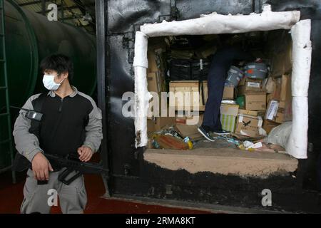 (140625) -- PROVINCE DE CAVITE, 25 juin 2014 (Xinhua) -- Un membre du personnel de l'Agence philippine de lutte contre la drogue (PDEA) a confisqué des drogues illégales dans la province de Cavite, aux Philippines, le 25 juin 2014. La PDEA a détruit des drogues illégales confisquées d'une valeur de plus de 14,8 millions de dollars américains, composées de shabu, cocaïne, marijuana et autres médicaments périmés. (Xinhua/Rouelle Umali) PHILIPPINES-PROVINCE DE CAVITE-DROGUES ILLÉGALES PUBLICATIONxNOTxINxCHN province de Cavite juin 25 2014 XINHUA un personnel de l'Agence philippine de lutte contre la drogue PDEA gardes a confisqué des drogues illégales dans la province de Cavite le Ph Banque D'Images