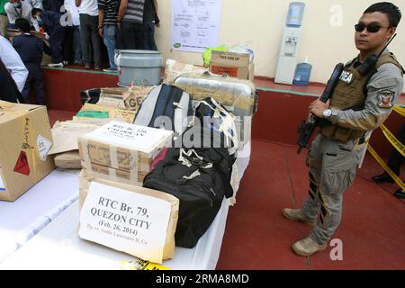 (140625) -- PROVINCE DE CAVITE, 25 juin 2014 (Xinhua) -- Un membre de l'Agence philippine de lutte contre la drogue (PDEA) a confisqué des drogues illégales dans la province de Cavite, aux Philippines, le 25 juin 2014. La PDEA a détruit des drogues illégales confisquées d'une valeur de plus de 14,8 millions de dollars américains, composées de shabu, cocaïne, marijuana et autres médicaments périmés. (Xinhua/Rouelle Umali) PHILIPPINES-PROVINCE DE CAVITE-DROGUES ILLÉGALES PUBLICATIONxNOTxINxCHN province de Cavite juin 25 2014 XINHUA membre de l'Agence philippine de lutte contre la drogue PDEA gardes confisque des drogues illégales dans la province de Cavite les Philippi Banque D'Images