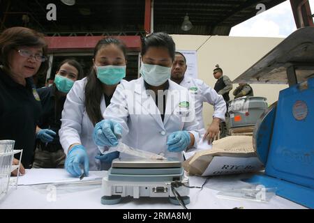 (140625) -- PROVINCE DE CAVITE, 25 juin 2014 (Xinhua) -- des chimistes testent des échantillons d'ecstasy confisqués par l'Agence philippine de lutte contre la drogue (PDEA) dans la province de Cavite, aux Philippines, le 25 juin 2014. La PDEA a détruit des drogues illégales confisquées d'une valeur de plus de 14,8 millions de dollars américains, composées de shabu, cocaïne, marijuana et autres médicaments périmés. (Xinhua/Rouelle Umali) PHILIPPINES-PROVINCE DE CAVITE-DROGUES ILLÉGALES PUBLICATIONxNOTxINxCHN province de Cavite juin 25 2014 XINHUA Chemists essais échantillons d'ecstasy confisqués par l'Agence philippine de lutte contre la drogue PDEA dans la province de Cavite le P Banque D'Images