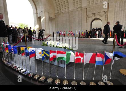(140626) -- BRUXELLES, 26 juin 2014 (Xinhua) -- les drapeaux nationaux des États membres de l'Union eurépéenne flottent devant une couronne lors d'une cérémonie marquant le centenaire du déclenchement de la première Guerre mondiale par les dirigeants de l'UE, à Ypres, au nord-ouest de la Belgique, le 26 juin 2014. Pendant la guerre, des centaines de milliers de soldats et de civils du monde entier ont perdu la vie autour de la ville belge d'Ypres. Jeudi, les dirigeants de l'UE entament un sommet de deux jours ici, l'un des champs de bataille les plus meurtriers de la première Guerre mondiale. (Xinhua/Ye Pingfan) BELGIUM-IEPER-eu-SUMMIT-FIRST WORLD WAR ANNIVERSARY PUBLICATIONxNOTxINxCHN Bruxelles Banque D'Images