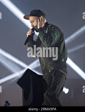 La chanteuse française Woodkid Yoanne Lemoine se produit lors du Festival International de Jazz de Montréal à Montréal, Canada, le 26 juin 2014. La 35e édition du Festival International de Jazz de Montréal s’est ouverte ce soir avec un concert extérieur gratuit au quartier des spectacles au cœur de Montréal par Woodkid Yoanne Lemoine de France. (Xinhua/Andrew Soong) CANADA-MONTREAL-JAZZ-FESTIVAL-OPENING-EVENT PUBLICATIONxNOTxINxCHN la chanteuse française Lemoine se produit au Festival International de Jazz de Montréal à Montréal Canada LE 26 2014 juin la 35e édition du Festival International de Jazz de Montréal Banque D'Images