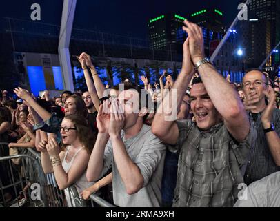 Les gens admirent la performance de la chanteuse française Woodkid Yoanne Lemoine lors du Festival International de Jazz de Montréal à Montréal, Canada, le 26 juin 2014. La 35e édition du Festival International de Jazz de Montréal s’est ouverte ce soir avec un concert extérieur gratuit au quartier des spectacles au cœur de Montréal par Woodkid Yoanne Lemoine de France. (Xinhua/Andrew Soong) CANADA-MONTREAL-JAZZ-FESTIVAL-OPENING-EVENT PUBLICATIONxNOTxINxCHN des célébrités admirent la chanteuse française Lemoine S Performance lors du Festival International de Jazz de Montréal à Montréal Canada LE 26 2014 juin le 35e édition Banque D'Images