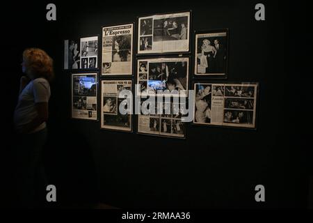 Une femme visite les PAPARAZZI ! Exposition photo FOTOGRAFEN, STARS UND KUNSTLER à la galerie Schirn KUNSTHALLE à Francfort, Allemagne, le 27 mai 2014. L’exposition a ouvert vendredi et durerait jusqu’au 12 octobre. (Xinhua/Luo Huanhuan) ALLEMAGNE-FRANKFURT-PAPARAZZI EXPOSITION PHOTO PUBLICATIONxNOTxINxCHN une femme visite les photographes Paparazzi exposition photo étoiles et artistes À LA Schirn Kunsthalle Art Gallery à Francfort Allemagne LE 27 2014 mai l'exposition a ouvert vendredi et se chargera jusqu'en octobre 12 XINHUA Luo Huanhuan Allemagne Francfort Paparazzi exposition photo PUBLICATIONxNOTxNOTn Banque D'Images