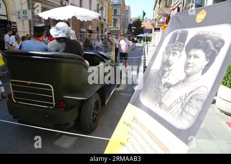 (140628) -- SARAJEVO, 28 juin 2014 (Xinhua) -- la photo montre une réplique de la voiture de l'archiduc Franz Ferdinand devant le Musée de Sarajevo 1878-1918 , dans la vieille ville de Sarajevo, Bosnie-Herzégovine, le 28 juin 2014. L'archiduc Franz Ferdinand, héritier du trône d'Autriche-Hongrie, a été assassiné avec son épouse Sophie lors de leur visite à Sarajevo le 28 juin 1914, qui a déclenché la première Guerre mondiale (Xinhua/Haris Memija) BOSNIE-HERZÉGOVINE-SARAJEVO-WW I 100 ANNIVERSAIRE PUBLICATIONxNOTxINxCHN Sarajevo juin 28 2014 XINHUA la photo montre une réplique de Franz Ferdinand S car devant Banque D'Images