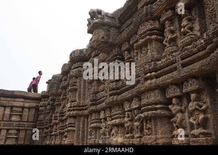 Les touristes visitent le Temple du Soleil à Konarak d'Odisha, Inde, le 28 juin 2014. Sur les rives de la baie du Bengale, baigné dans les rayons du soleil levant, le temple de Konarak est une représentation monumentale du char du dieu du soleil Surya. Ses 24 roues sont décorées de motifs symboliques et il est dirigé par une équipe de six chevaux. Construit au 13e siècle, c'est l'un des sanctuaires Brahman les plus célèbres de l'Inde. Le Temple du Soleil de Konarak a été inscrit par l'UNESCO comme patrimoine mondial en 1984. (Xinhua/Zheng Huansong) INDIA-ODISHA-ARCHITECTURE-SUN TEMPLE PUBLICATIONxNOTxINxCHN les touristes visitent le Temple du Soleil Banque D'Images