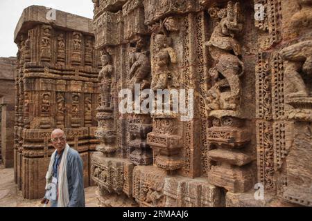 Un touriste visite le Temple du Soleil à Konarak d'Odisha, Inde, le 28 juin 2014. Sur les rives de la baie du Bengale, baigné dans les rayons du soleil levant, le temple de Konarak est une représentation monumentale du char du dieu du soleil Surya. Ses 24 roues sont décorées de motifs symboliques et il est dirigé par une équipe de six chevaux. Construit au 13e siècle, c'est l'un des sanctuaires Brahman les plus célèbres de l'Inde. Le Temple du Soleil de Konarak a été inscrit par l'UNESCO comme patrimoine mondial en 1984. (Xinhua/Zheng Huansong) INDIA-ODISHA-ARCHITECTURE-SUN TEMPLE PUBLICATIONxNOTxINxCHN un touriste visite la tempête du Soleil Banque D'Images