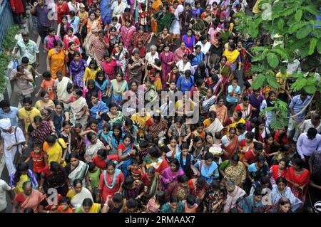 (140629) -- DHAKA, 29 juin 2014 (Xinhua) -- des hindous bangladais assistent à un grand rassemblement lors de la célébration du Rath Yatra ou du Festival chariot à Dhaka, Bangladesh, le 29 juin 2014. (Xinhua/Shariful Islam)(bxq) BANGLADESH-DHAKA-FESTIVAL-RALLY PUBLICATIONxNOTxINxCHN Dhaka juin 29 2014 des célébrités hindoues de XINHUA assistent à un grand rassemblement lors de la célébration de Rath Yatra ou du Festival chariot à Dhaka Bangladesh juin 29 2014 XINHUA Shariful Islam Bangladesh Festival Rally PUBLICATIONxNOTxINxINxCHN Banque D'Images