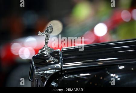 (140630) -- SHENGYANG, 30 juin 2014 (Xinhua) -- Une voiture Rolls-Royce Phantom est exposée à l'exposition de l'industrie automobile de Chine (Shenyang) 2014 à Shenyang, capitale de la province du Liaoning du nord-est de la Chine, le 30 juin 2014. Le salon de l'auto de 6 jours s'est terminé ici lundi. (Xinhua/Yao JIANFENG) (hdt) CHINA-SHENYANG-AUTO INDUSTRY-EXPO (CN) PUBLICATIONxNOTxINxCHN Sheng Yang juin 30 2014 XINHUA une Rolls Royce Phantom car car car EST exposée À l'exposition China Shenyang car Industry EXPO 2014 dans la capitale du nord-est de la Chine S Liaoning province juin 30 2014 le salon de l'automobile de 6 jours s'est terminé ici lundi XINHUA Yao JIANFENG HDT Chi Banque D'Images