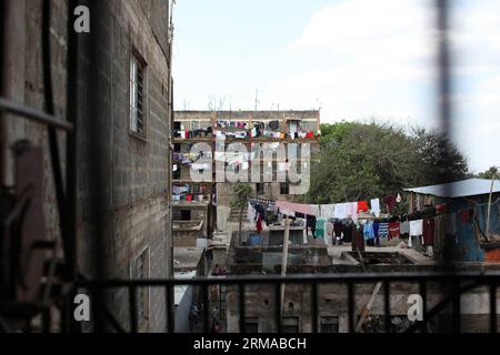 NAIROBI, le 29 juin 2014 -- une photo prise le 29 juin 2014 montre la vue à l'extérieur d'une école de boxe dans le bidonville de Korogocho, Nairobi, capitale du Kenya. L’école de boxe, avec plus d’un élève de 4 à 20 ans, est créée par l’ONG Fight for Peace. L'école utilise la boxe et les arts martiaux combinés à l'éducation pour réaliser le potentiel des jeunes et les tenir à l'écart des crimes et de la violence. Actuellement, il existe des dizaines de telles écoles de boxe dans les bidonvilles de Nairobi, fondées par différentes organisations. (Xinhua/Zhou Xiaoxiong) (dzl) KENYA-NAIROBI-TAUDIS-BOXE SCHOOL PUBLICATIONxNOTxINxCHN Banque D'Images