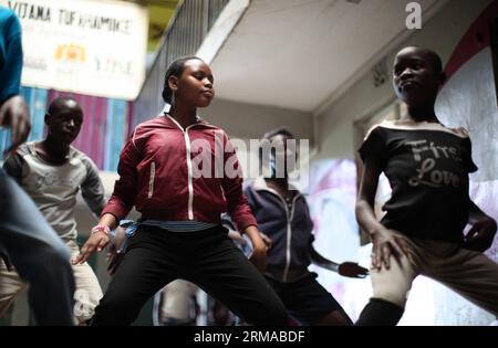 NAIROBI, le 29 juin 2014 -- des élèves apprennent à danser dans une école de boxe à l'intérieur d'un bâtiment du bidonville de Korogocho, Nairobi, capitale du Kenya, le 29 juin 2014. L’école de boxe, avec plus d’une centaine d’élèves âgés de 4 à 20 ans, est créée par l’ONG Fight for Peace. L'école utilise la boxe et les arts martiaux combinés à l'éducation pour réaliser le potentiel des jeunes et les tenir à l'écart des crimes et de la violence. Actuellement, il existe des dizaines de telles écoles de boxe dans les bidonvilles de Nairobi, fondées par différentes organisations. (Xinhua/Zhou Xiaoxiong) (dzl) KENYA-NAIROBI-TAUDIS-BOXE SCHOOL PUBLICATIONxNOTxINxC Banque D'Images