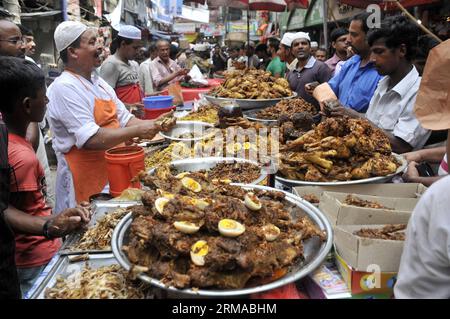 (140630) -- DHAKA, 30 juin 2014 (Xinhua) -- les musulmans bangladais achètent de l'ifter, de la nourriture pour briser le jeûne de jour pendant le mois sacré islamique du Ramadan, dans un bazar traditionnel de ifter à Dhaka, Bangladesh, le 30 juin 2014. Le Ramadan est le mois musulman du jeûne, au cours duquel les musulmans s'abstiennent de manger, de boire, de fumer du lever au coucher du soleil. (Xinhua/Shariful Islam) BANGLADESH-DHAKA-RAMADAN PUBLICATIONxNOTxINxCHN Dhaka juin 30 2014 XINHUA les musulmans bangladais achètent de la nourriture pour briser la journée presque pendant le mois sacré islamique du Ramadan dans un bazar traditionnel de ifter à Dhaka Banglades Banque D'Images