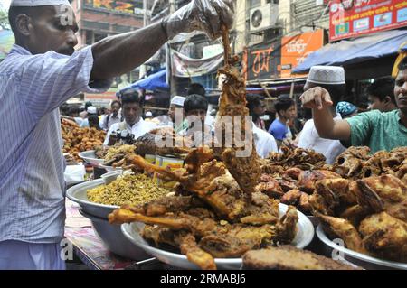 (140630) -- DHAKA, 30 juin 2014 (Xinhua) -- les musulmans bangladais achètent de l'ifter, de la nourriture pour briser le jeûne de jour pendant le mois sacré islamique du Ramadan, dans un bazar traditionnel de ifter à Dhaka, Bangladesh, le 30 juin 2014. Le Ramadan est le mois musulman du jeûne, au cours duquel les musulmans s'abstiennent de manger, de boire, de fumer du lever au coucher du soleil. (Xinhua/Shariful Islam) BANGLADESH-DHAKA-RAMADAN PUBLICATIONxNOTxINxCHN Dhaka juin 30 2014 XINHUA les musulmans bangladais achètent de la nourriture pour briser la journée presque pendant le mois sacré islamique du Ramadan dans un bazar traditionnel de ifter à Dhaka Banglades Banque D'Images