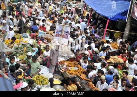 (140630) -- DHAKA, 30 juin 2014 (Xinhua) -- les musulmans bangladais achètent de l'ifter, de la nourriture pour briser le jeûne de jour pendant le mois sacré islamique du Ramadan, dans un bazar traditionnel de ifter à Dhaka, Bangladesh, le 30 juin 2014. Le Ramadan est le mois musulman du jeûne, au cours duquel les musulmans s'abstiennent de manger, de boire, de fumer du lever au coucher du soleil. (Xinhua/Shariful Islam) BANGLADESH-DHAKA-RAMADAN PUBLICATIONxNOTxINxCHN Dhaka juin 30 2014 XINHUA les musulmans bangladais achètent de la nourriture pour briser la journée presque pendant le mois sacré islamique du Ramadan dans un bazar traditionnel de ifter à Dhaka Banglades Banque D'Images