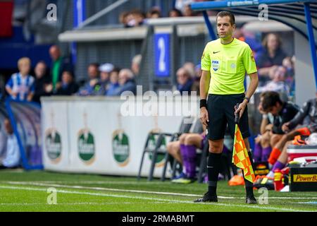 Heerenveen, pays-Bas. 27 août 2023. HEERENVEEN, PAYS-BAS - 27 AOÛT : arbitre assistant Rogier Honig lors du match néerlandais d'Eredivisie entre le sc Heerenveen et le Sparta Rotterdam à l'Abe Lenstra Stadion le 27 août 2023 à Heerenveen, pays-Bas. (Photo Andre Weening/Orange Pictures) crédit : Orange pics BV/Alamy Live News Banque D'Images