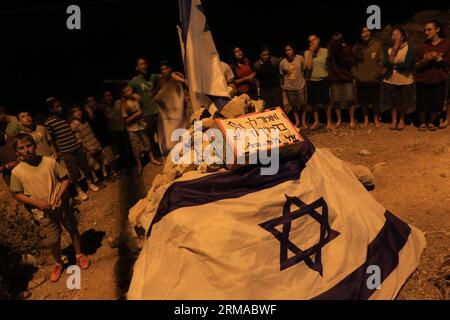 (140701) -- JÉRUSALEM, 30 juin 2014 (Xinhua) -- le peuple juif construit une tombe symbolique pour les trois adolescents israéliens dans la ville palestinienne de Halhul, le 30 juin 2014. Les forces de sécurité israéliennes ont découvert lundi soir les corps de trois adolescents israéliens portés disparus le 12 juin, près de Hébron en Cisjordanie, ont confirmé les militaires. Les corps d'Eyal Yifrach, de Naftali Frankel et de Gilad Shaer, 19 ans, tous deux âgés de 16 ans, ont été retrouvés dans les collines de Judée, dans le sud de la Cisjordanie, au nord d'Hébron, entre les villes palestiniennes de Beit Ummar et Halhul. Leurs corps ont été découverts dans une zone contrôlée Banque D'Images