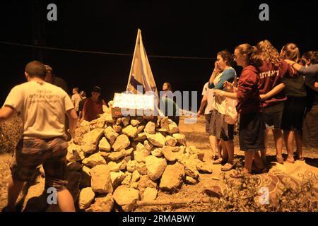 (140701) -- JÉRUSALEM, 30 juin 2014 (Xinhua) -- le peuple juif construit une tombe symbolique pour les trois adolescents israéliens dans la ville palestinienne de Halhul, le 30 juin 2014. Les forces de sécurité israéliennes ont découvert lundi soir les corps de trois adolescents israéliens portés disparus le 12 juin, près de Hébron en Cisjordanie, ont confirmé les militaires. Les corps d'Eyal Yifrach, de Naftali Frankel et de Gilad Shaer, 19 ans, tous deux âgés de 16 ans, ont été retrouvés dans les collines de Judée, dans le sud de la Cisjordanie, au nord d'Hébron, entre les villes palestiniennes de Beit Ummar et Halhul. Leurs corps ont été découverts dans une zone contrôlée Banque D'Images