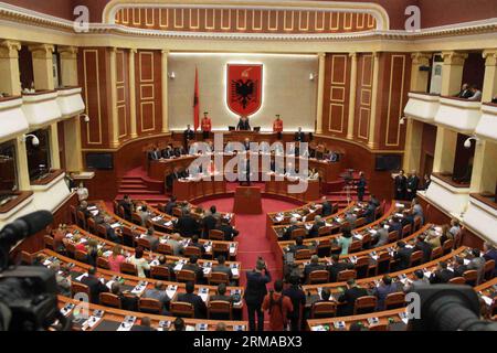 (140630) -- TIRANA, 30 juin (Xinhua) -- José Manuel Barroso, président de la Commission européenne, s'adresse au Parlement albanais lors de sa visite à Tirana, Albanie, le 30 juin 2014. Jose Manuel Barroso a déclaré lundi que le lancement d'une nouvelle phase pour l'Albanie qui peut ouvrir les négociations d'adhésion à l'Union européenne (UE) viendra après un suivi réaliste des réformes entreprises par le gouvernement albanais. (Xinhua/Atsh Qani) ALBANIE-TIRANA-BARROSO-VISITE PUBLICATIONxNOTxINxCHN Tirana juin 30 le président de la Commission européenne de XINHUA José Manuel Barroso s'adresse au Parlement lors de sa visite à Tirana Albani Banque D'Images