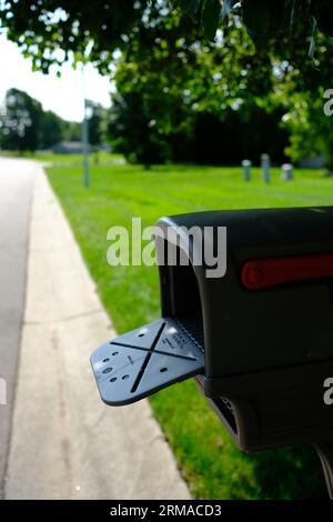 Boîte aux lettres avec porte ouverte sur une rue de subdivision de banlieue Banque D'Images