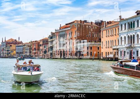 Venise, Italie - mai 30 2023 : bateau à moteur sur le Grand Canal à Venise Banque D'Images