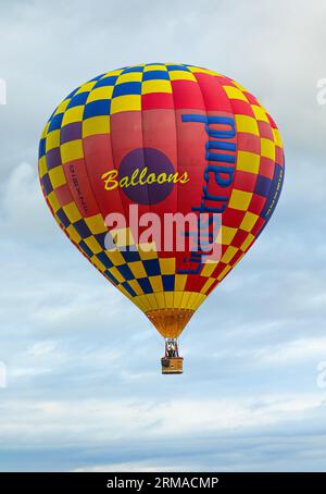 Une montgolfière Lindstrand Balloon volant pendant le Strathaven Balloon Festival 2023 à Strathaven, en Écosse. Banque D'Images