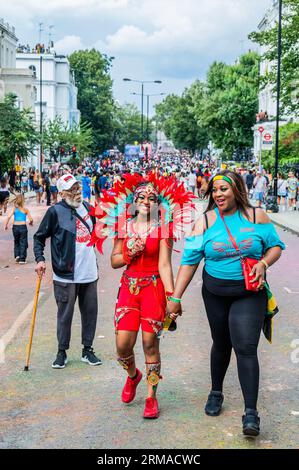 Londres, Royaume-Uni. 27 août 2023. Le dimanche du Carnaval de Notting Hill, traditionnellement journée des enfants. L'événement annuel dans les rues du Royal Borough de Kensington et Chelsea, pendant le week-end de vacances bancaires d'août. Il est dirigé par des membres de la communauté des Antilles britanniques et attire environ un million de personnes chaque année, ce qui en fait l'un des plus grands festivals de rue au monde. Crédit : Guy Bell/Alamy Live News Banque D'Images