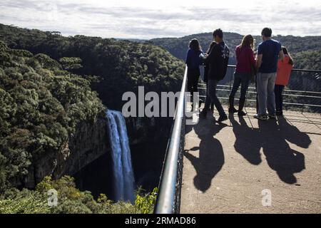 (140703) -- RIO GRANDE DO SUL, 2 juillet 2014 (Xinhua) -- les touristes visitent les chutes de Caracol dans la municipalité de Canela, dans l'État de Rio Grande do Sul, Brésil, le 2 juillet 2014. Situées dans la région de la Serra Gaucha, les chutes de Caracol sont une cascade de 130 mètres et l'un des paysages touristiques naturels les plus populaires au Brésil. (Xinhua/Guillermo Arias) (SP)BRÉSIL-RIO GRANDE DO SUL-COUPE DU MONDE 2014-CASCADE-CARACTÉRISTIQUE PUBLICATIONxNOTxINxCHN Rio Grande do Sul juillet 2 2014 les touristes XINHUA visitent les chutes de Caracol dans la municipalité de Canela Rio Grande do Sul État du Brésil LE 2 2014 juillet situé dans la région T de la Serra Banque D'Images